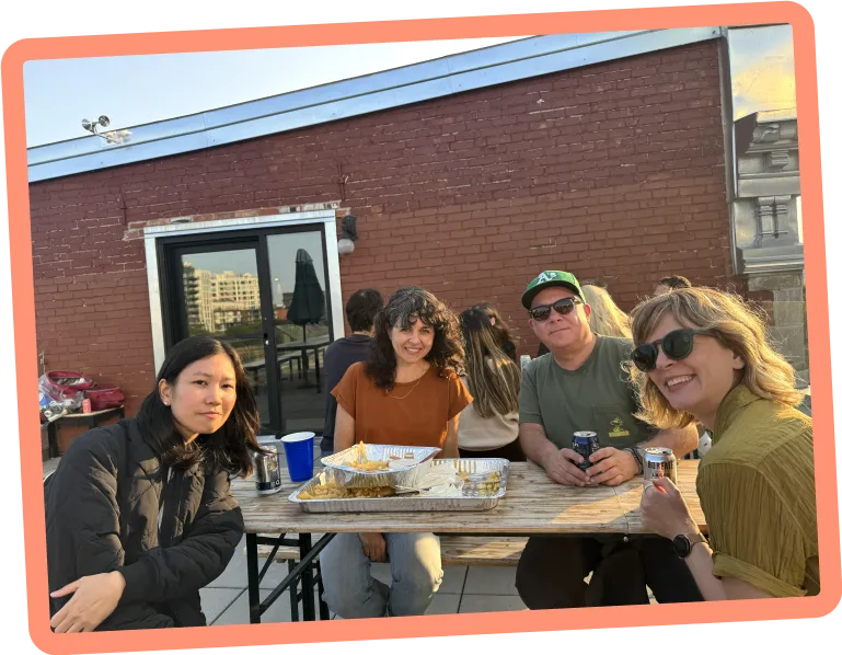 Photo de 4 employés profitant du soleil sur une terrasse