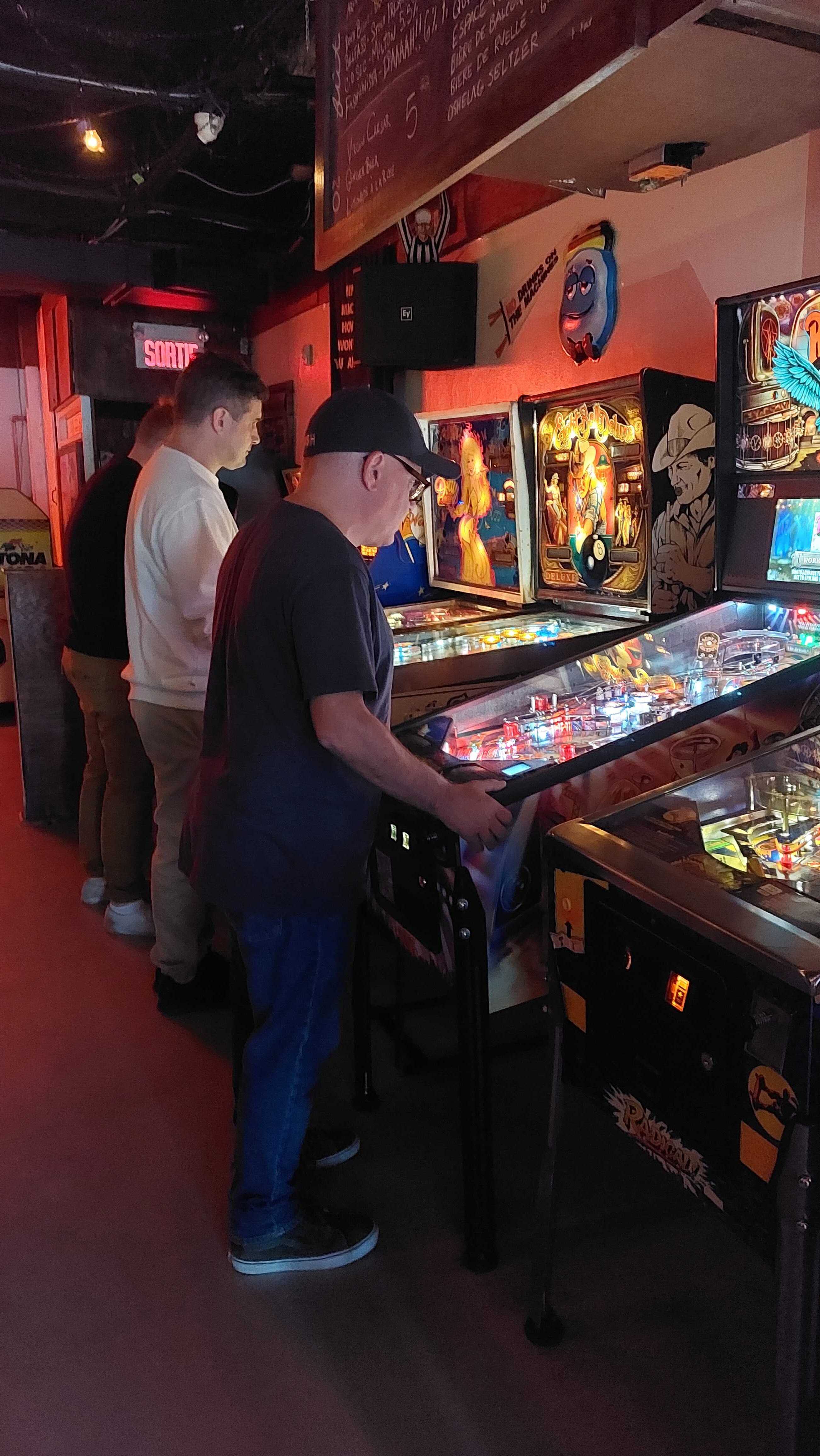 Photo d'employés qui jouent aux machines de pinball